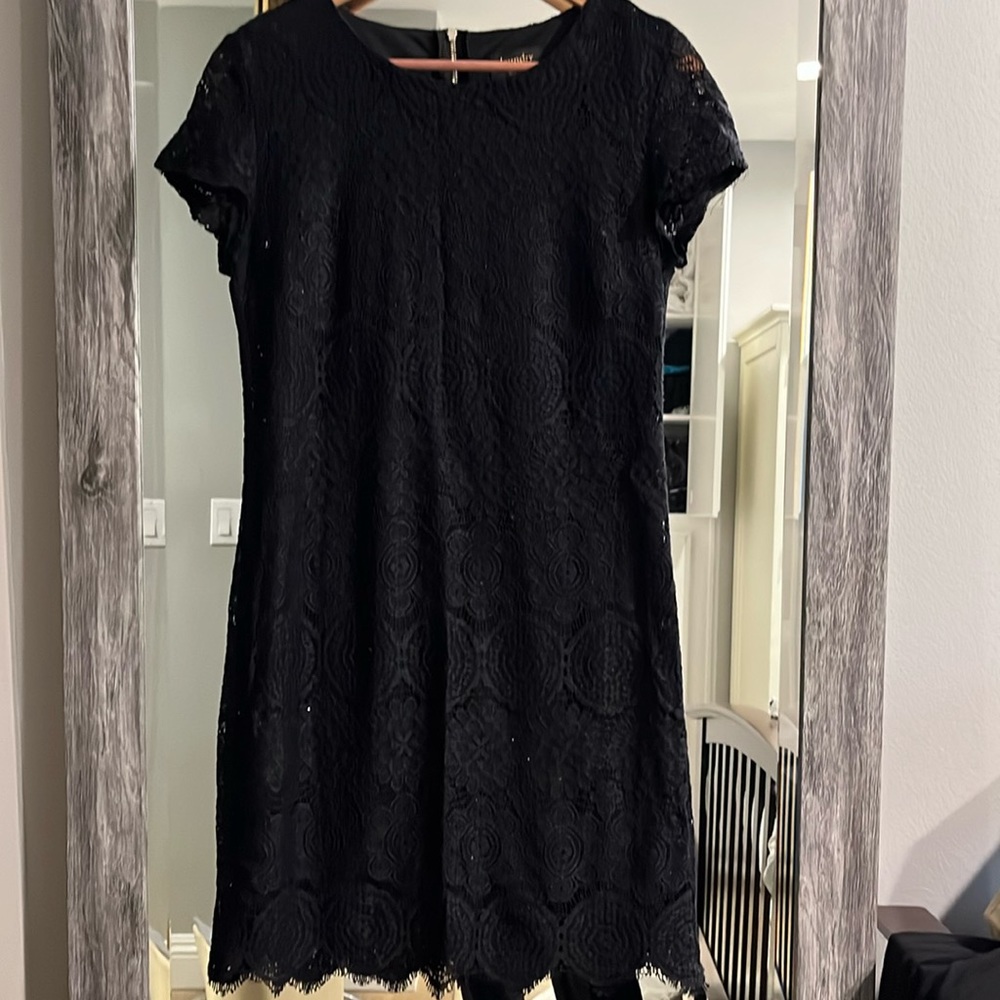 Lace shift dress laundry by Shelli segal